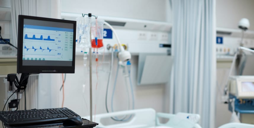 Mujer trabajando en el diseño de dispositivos integrados